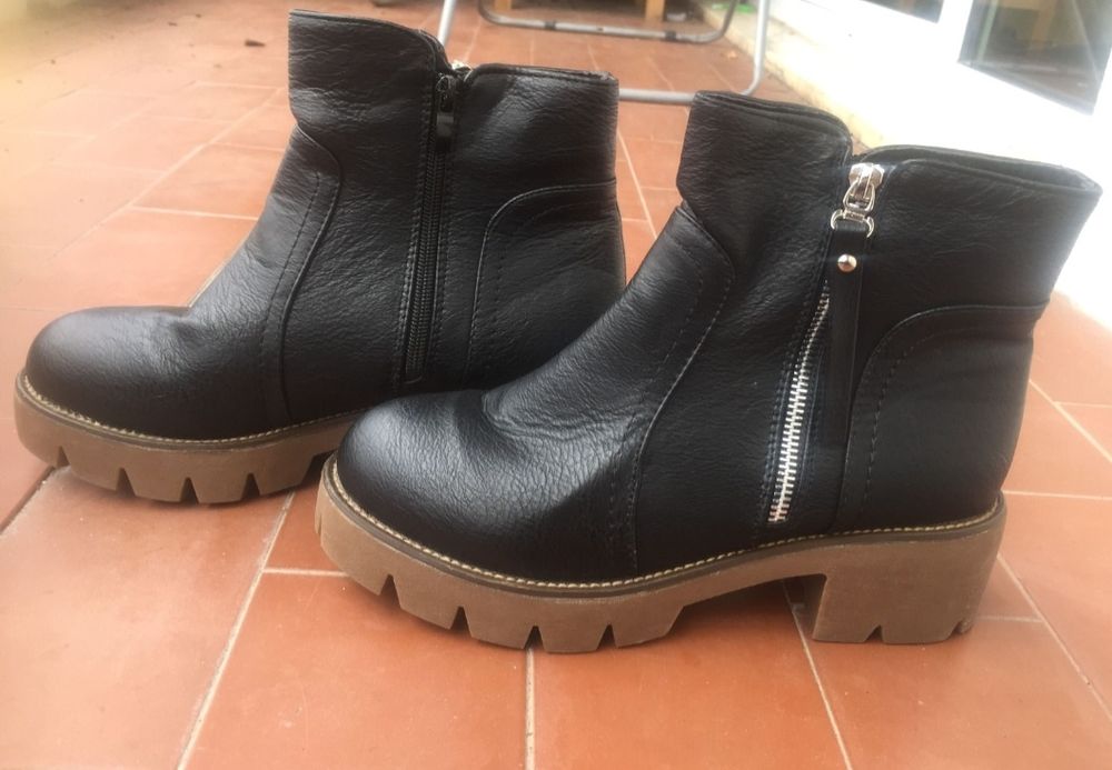 Botas pretas com fecho zíper