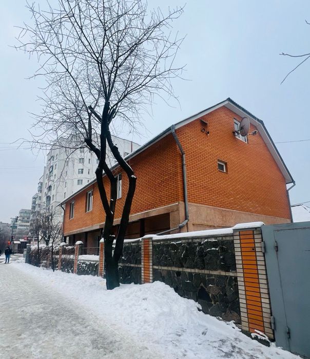 Фасадний будинок в місті  під бізнес