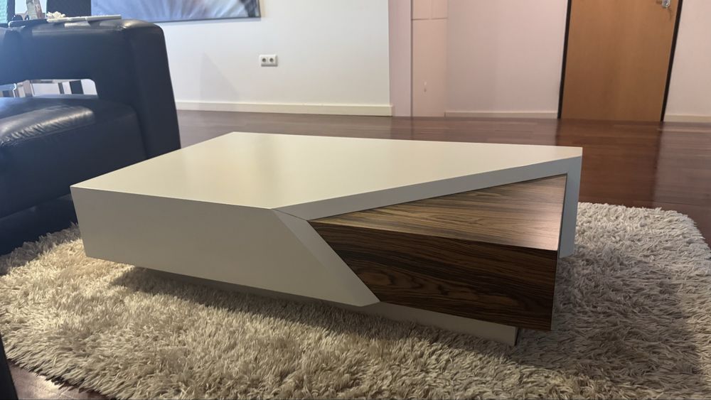 Mesa de centro em madeira castanho e branco