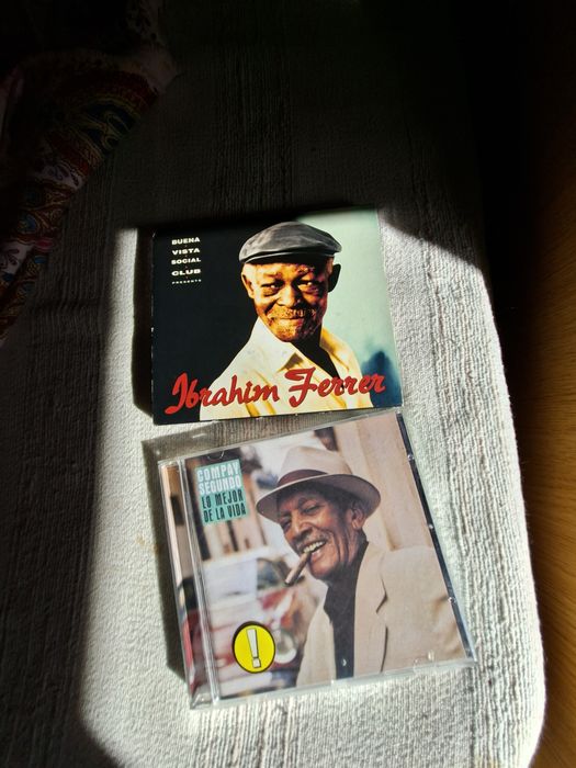 Dois cds de música cubana