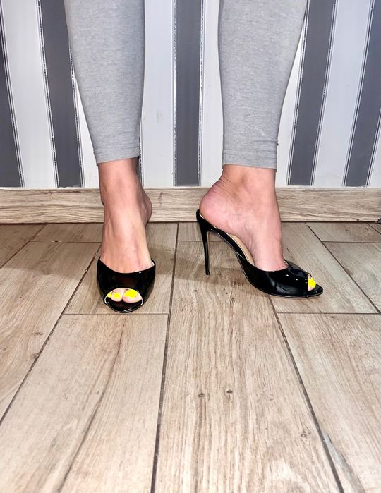 215/ OD RĘKI 44 czarne sexy klapki szpilki Trans Cross 13 cm 35-50 EU