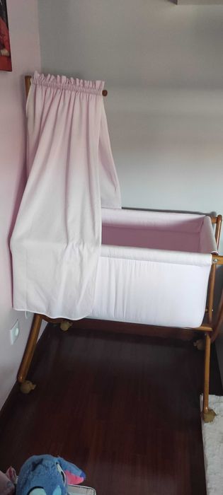 Berço de bebé rosa