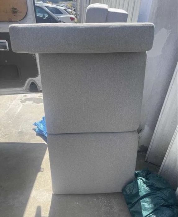 chaise longue cinza claro