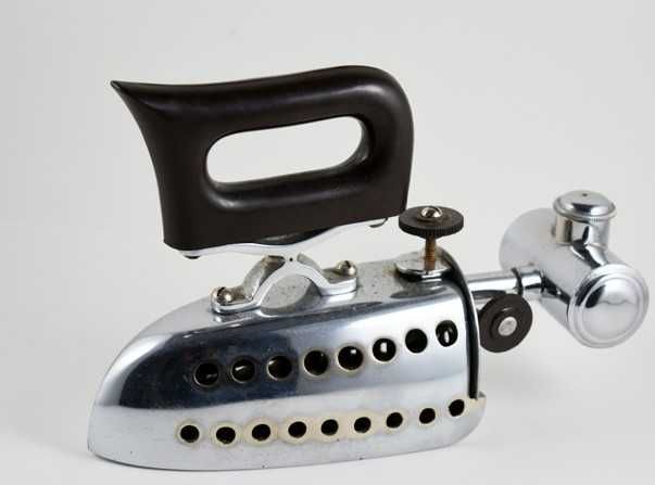 Ferro de engomar antigo