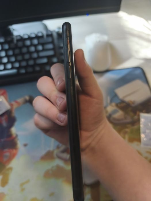 Продам iPhone XR на 64 ГБ