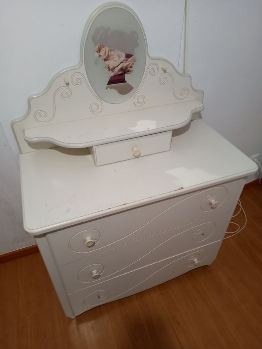 Sommier com estrado elevatório + 2 colchões  + comoda com toucador