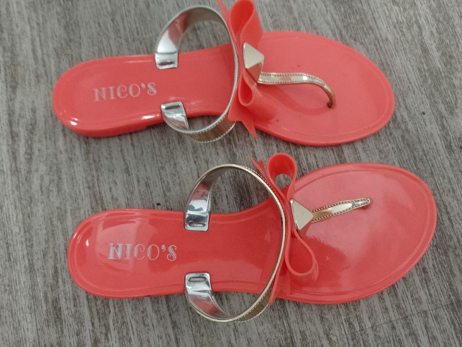 Sprzedam damskie sandały rozmiar 39.