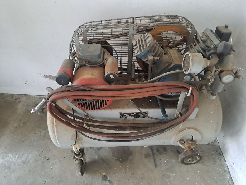 Vendo copressor de dois pistons motor monofansio  deposito 100litros  comtactar por favor  telefone 967 144 499