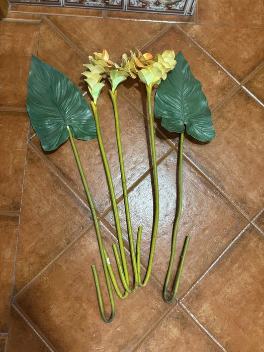 Flor artificial vermelha mais putras flores artificiais