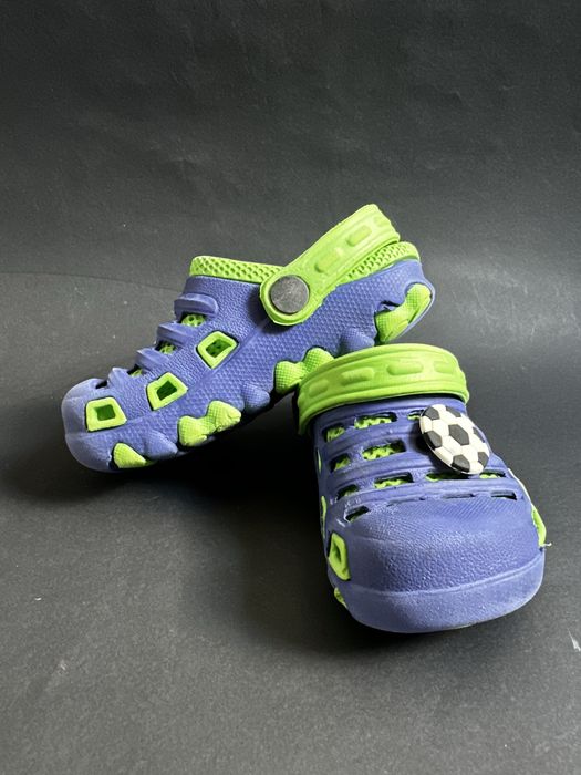 Crocs sandałki chłopięce z dwoma przypinkami rozm. 22-24