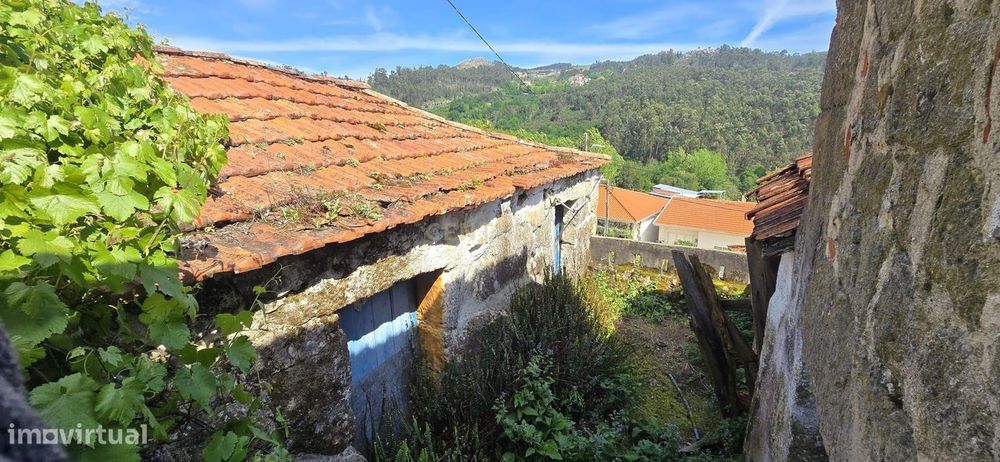 Duas moradias para reabilitar no lugar de Laurentim, Sande — Sande E São Lourenço, Porto