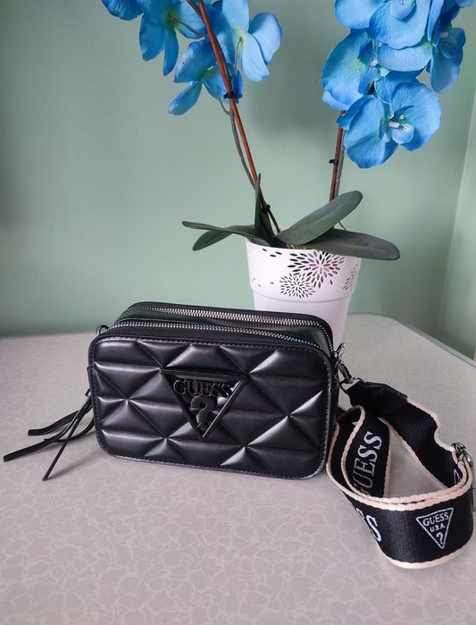 Czarna torebka listonoszka Guess