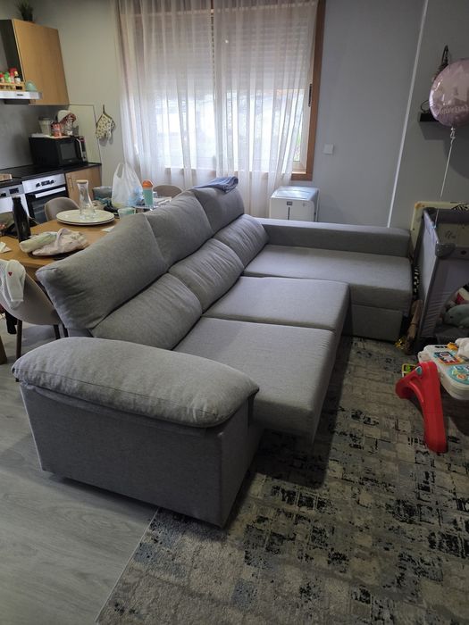 Sofá chaise longue com arrumação e assentos deslizantes