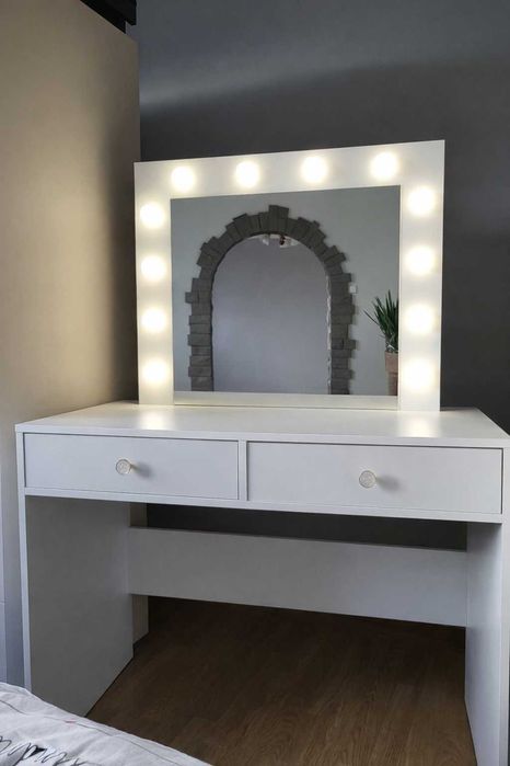 Toaletka z oświetleniem