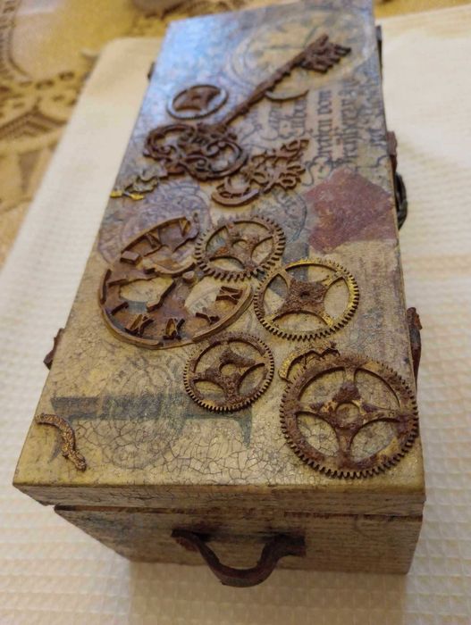 Drewniana, ozdobna szkatułka