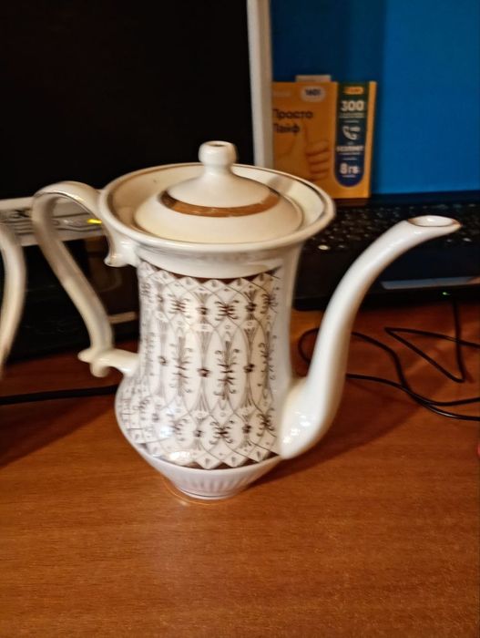Фарфоровый чайник