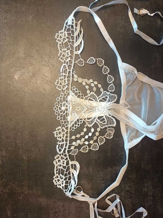 Seksowne koronkowe stringi z troczkami