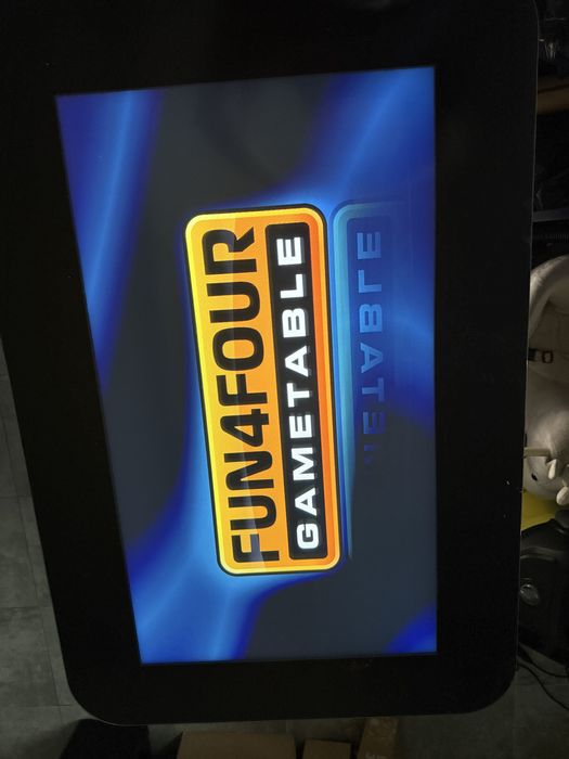 Stół multimedialny Fun4Four - automat do gier