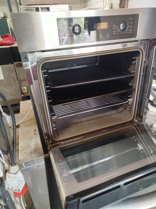 Духова шафа Miele H4710B.