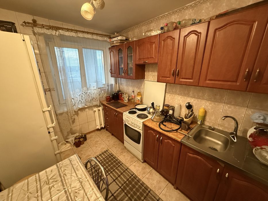 Однокімнатна. Косметичний стан. Не кутова. Цегла. Біля зупинки