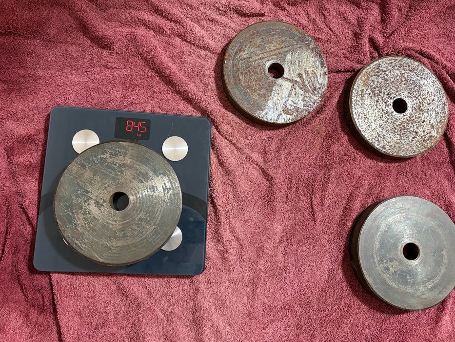 Barra EZ / Cambrada com rosca + Discos de pesos em ferro (Total ~50 kg)
