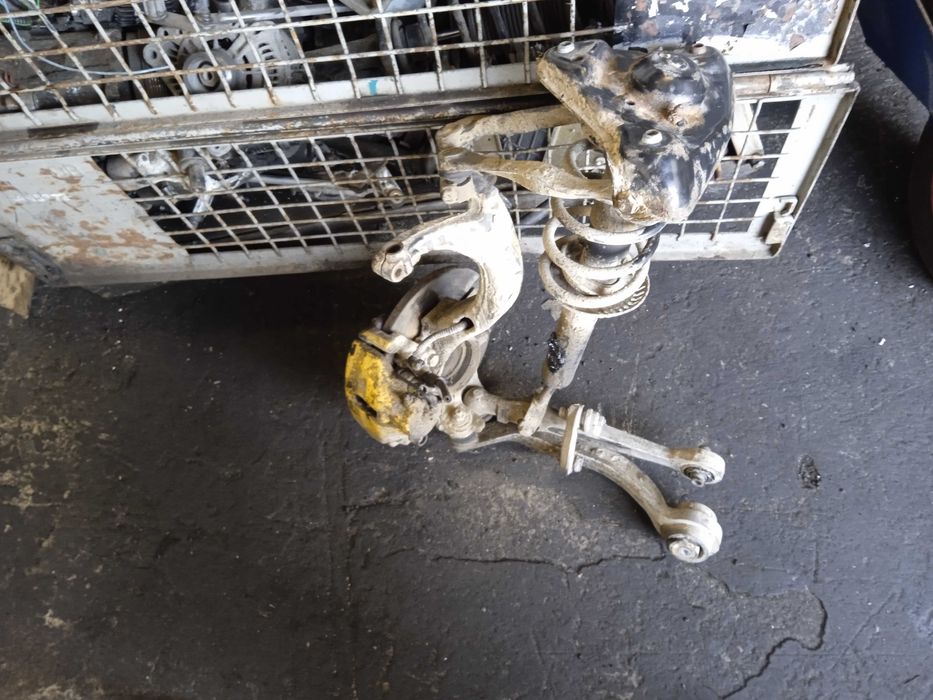 Audi A4 B5 Zwrotnica Lewa McPherson Sprężyna Piasta Wahacze ABS