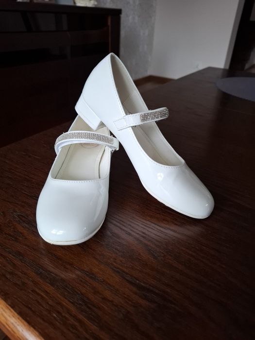 Białe baleriny, buty komunijne, dziewczęce