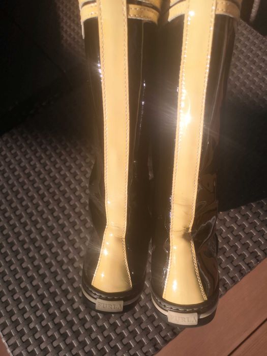 Buty Furla czarne z lakierowanej skóry