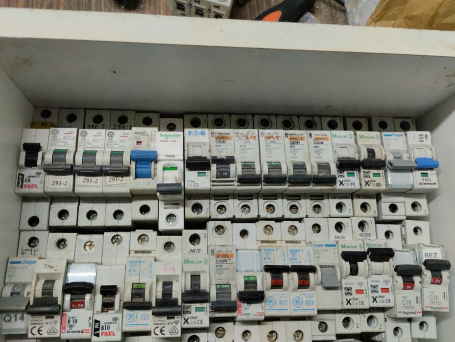 Bezpieczniki rozłączniki itp