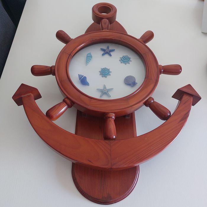 Roda de leme com ancora