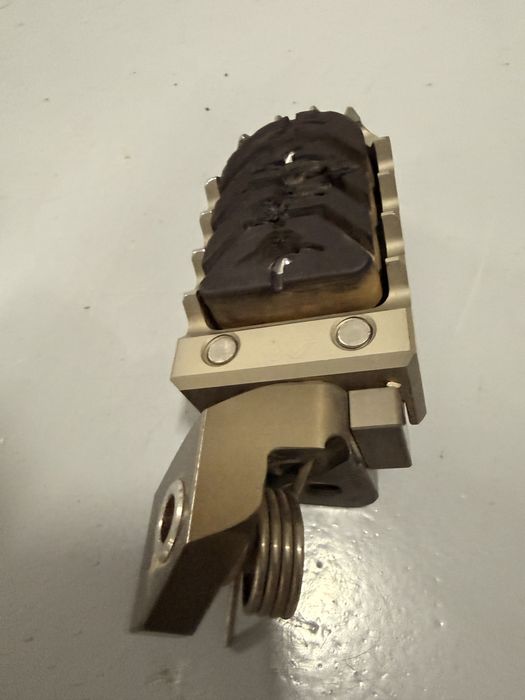 Pousa-Pés Gilles Tooling BMW Motorrad — R1300GS / R1250GS / R1200GS Adventure — Fresados Ajustáveis