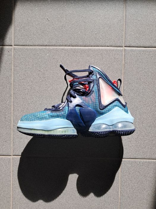 Баскетбольні кросівки Nike LeBron