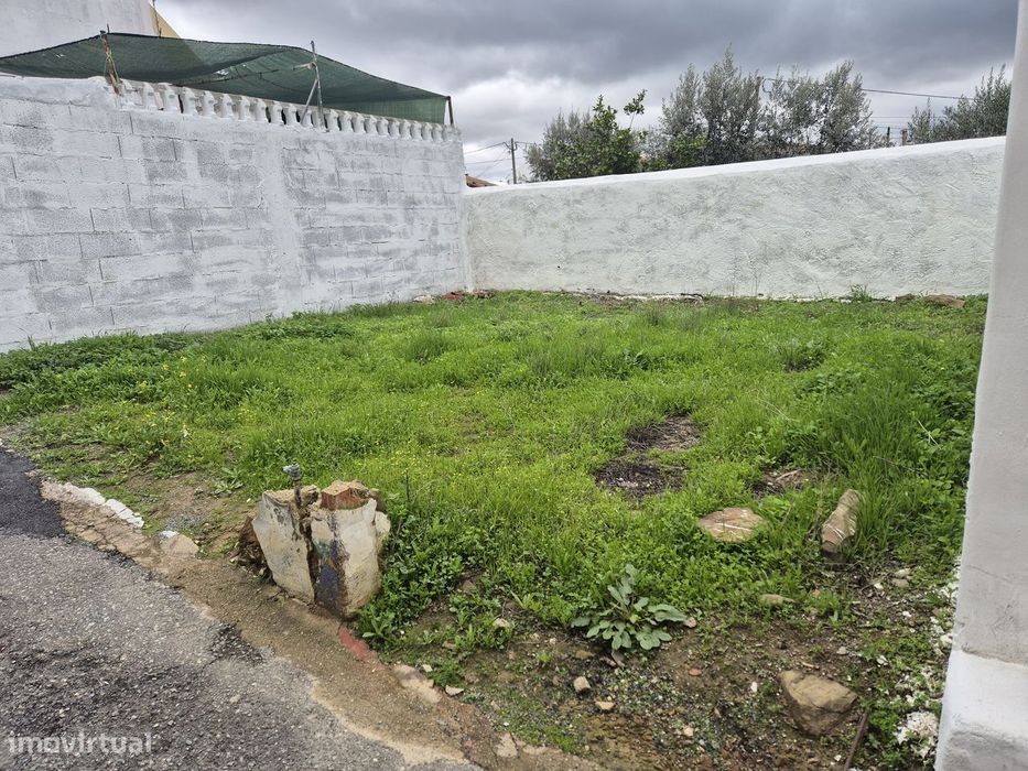 Lote urbano para moradia /r/c e 1o andar na Aldeia dos Fernandes
