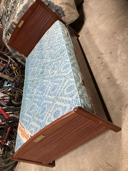 Cama de solteiro em bom estado