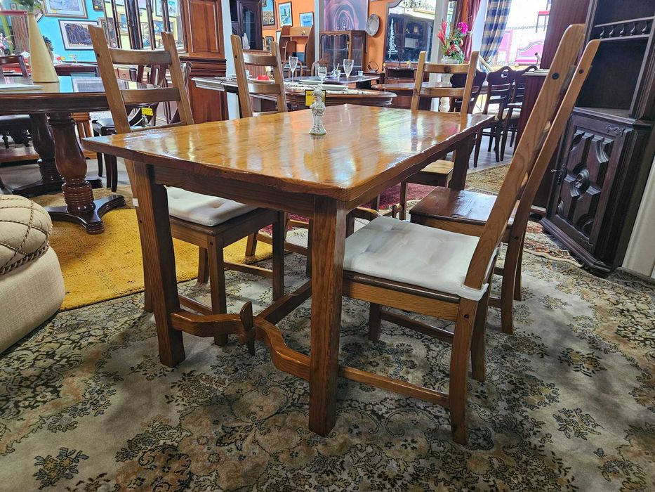 Mesa em madeira maciça - Só a mesa as cadeiras são à parte