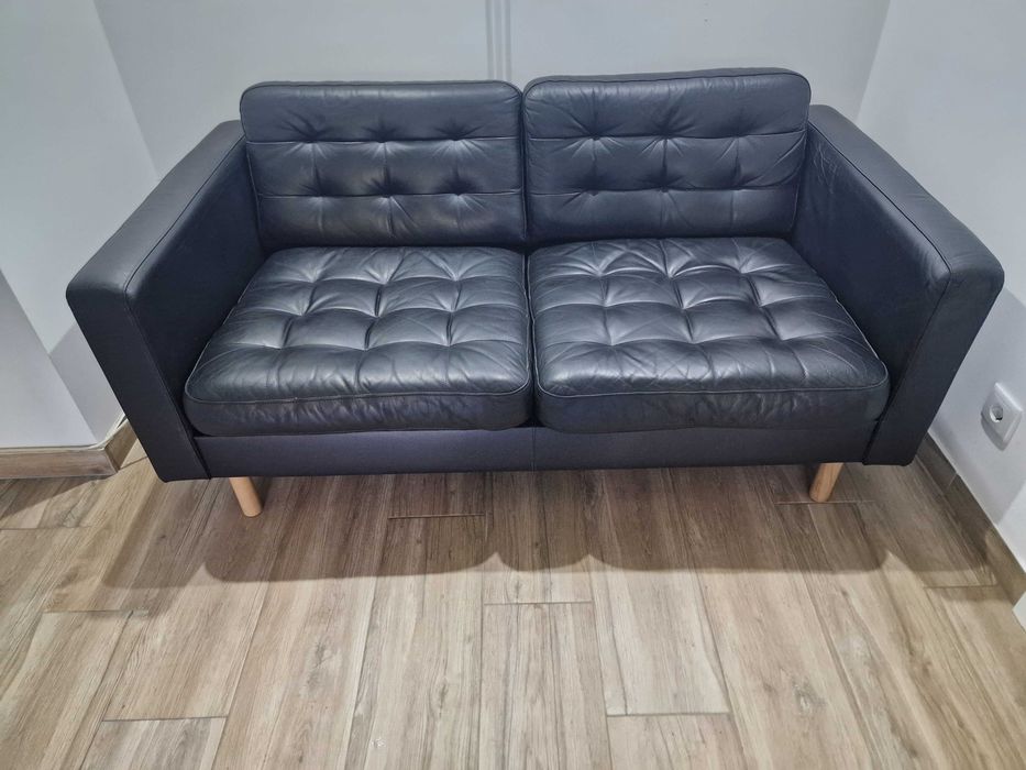 Sofá IKEA LANDSKRONA 2 Lugares (Pele Preta / Pés em Madeira) – Excelente Estado