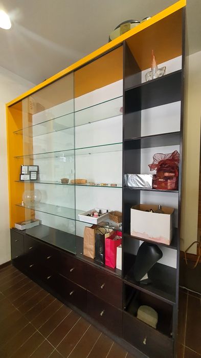 Vendo móvel (2,5 x 2,7 m2) em MDF com prateleiras em vidro