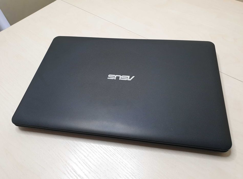 Великий ноутбук Asus 17.3 / Intel / RAM 8 GB / SSD