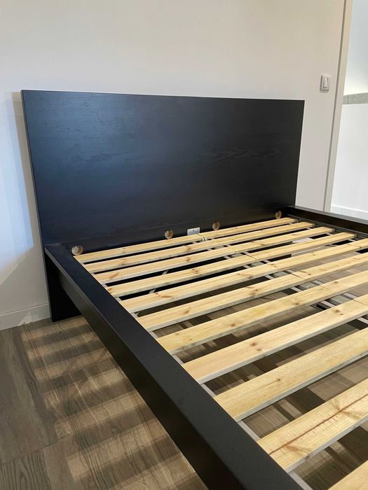 Cama IKEA Malm preta 140x200 (com estrado incluído)