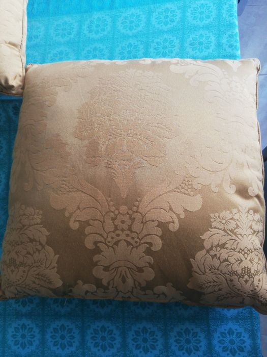 5 Almofadas Douradas sofá ou cama
