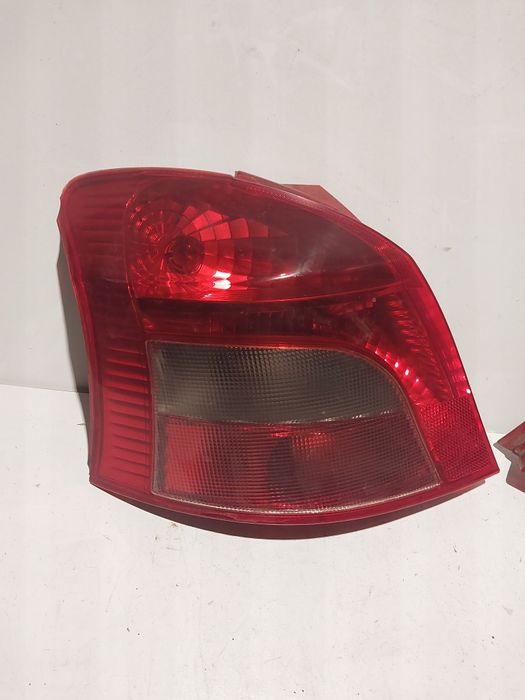 Toyota Yaris II tylna lampa prawa lewa tył prawa lewa