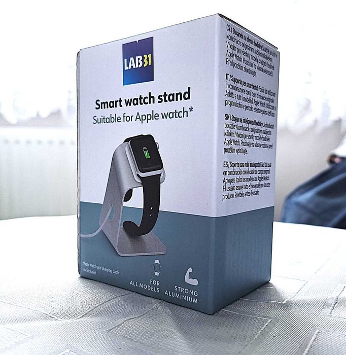 Nowa, aluminiowa podstawka do ładowania Apple Watcha.