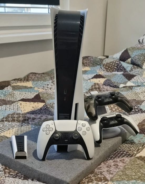 PlayStation 5+trzy pady.
