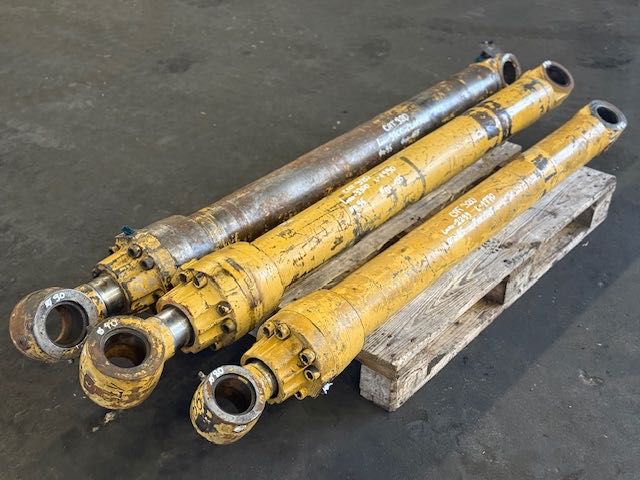 KOPARKA CAT 320 3 szt siłownik hydrauliczny komplet