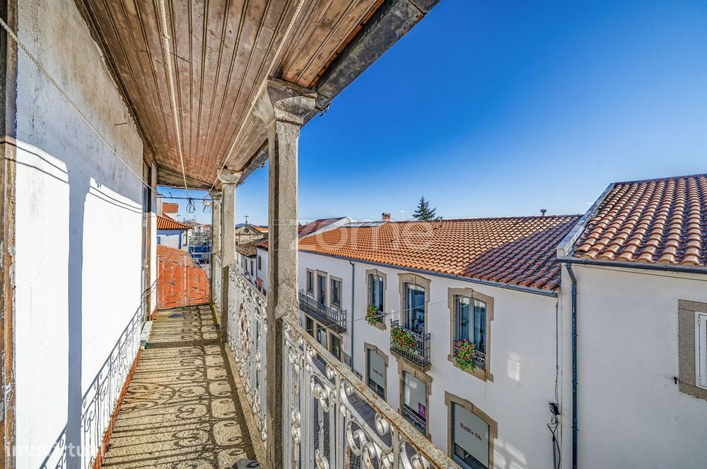 Moradia de 4 Pisos para restaurar ou transformar em apartamentos.