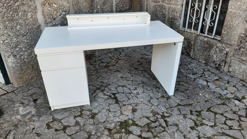 Secretária nova, ainda por montar