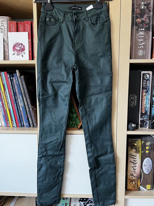 Spodnie Reserved woskowane, wyglądają na skórzane