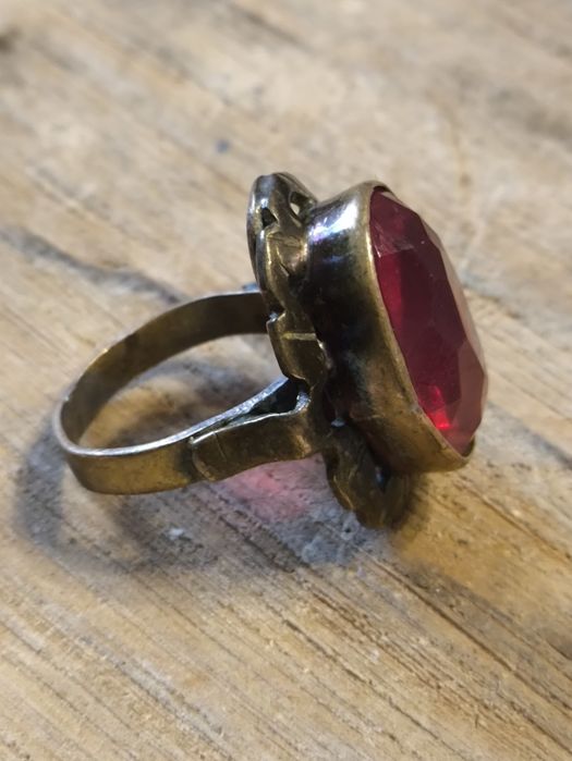 Duży pierścionek prl tombak z czerwonym oczkiem. Vintage .