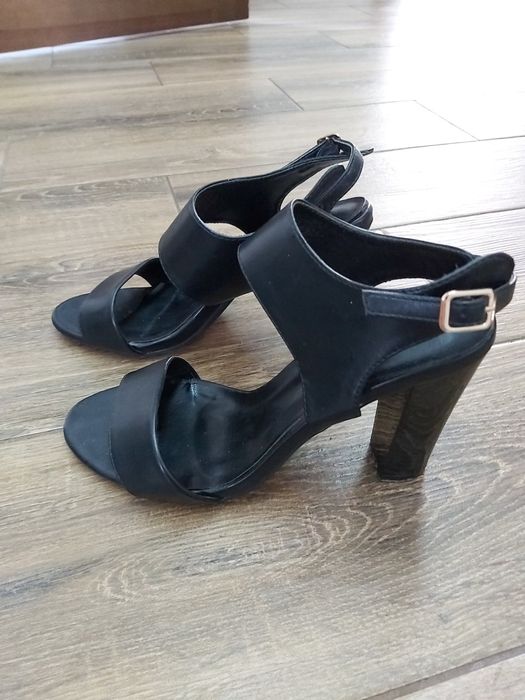 Босоніжки жіночі