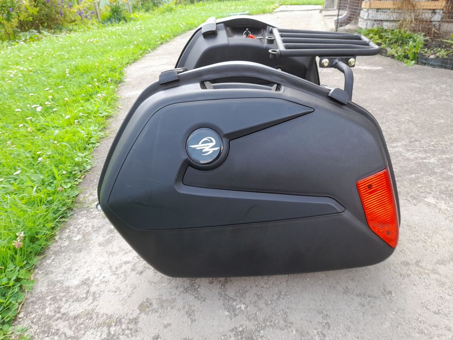 Sprzedam używane kufry boczne ze stelażem